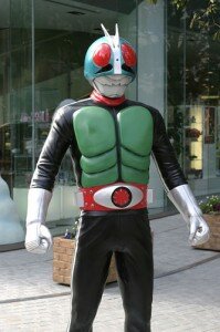 Photo trouvée sur Wikipedia d'une statue de Kamen Rider 1 devant le siège de Bandai